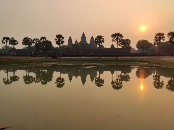 Angkor Wat al amanecer, la imagen imprescindible de qué ver en Siem Reap