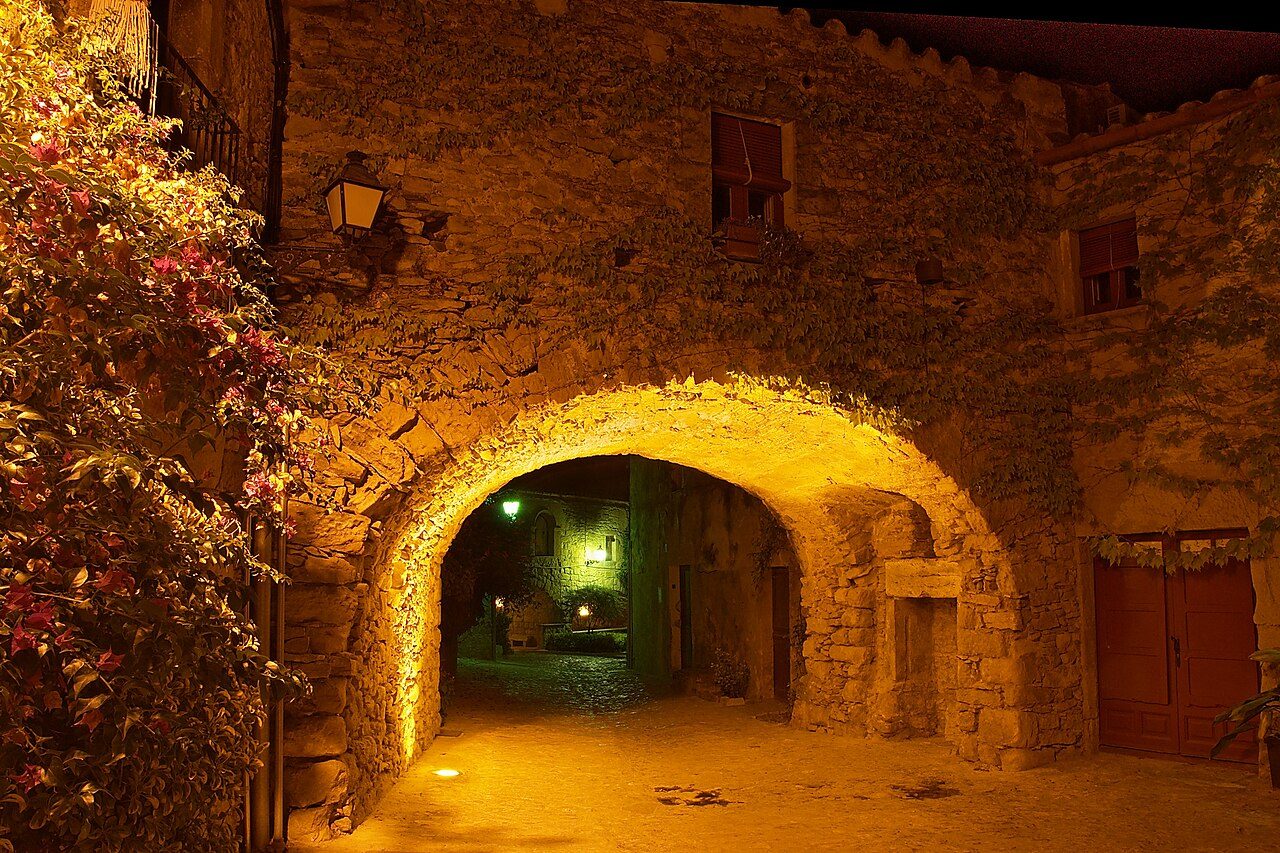 Calles empedradas de Peratallada, uno de los pueblos medievales más bonitos de Girona