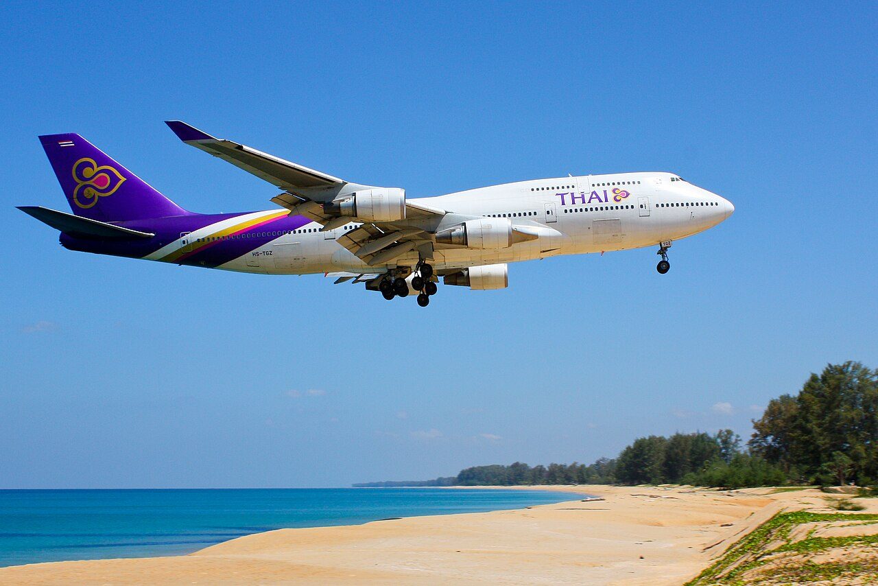 Llegar en avión es la opción más cómoda para tu viaje a Phuket
