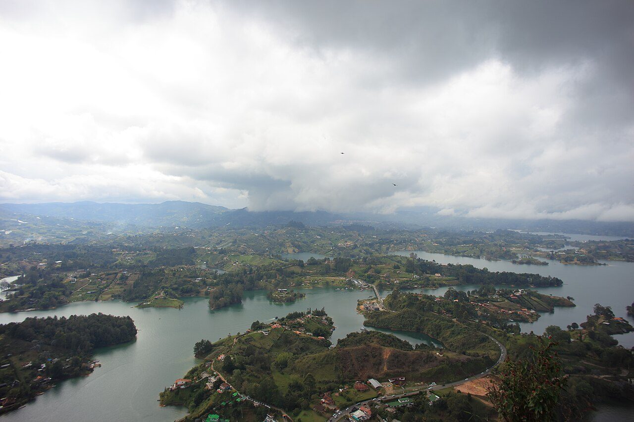 Vistas del embalse desde la Piedra del Peñol, lo más famoso que ver en Guatapé