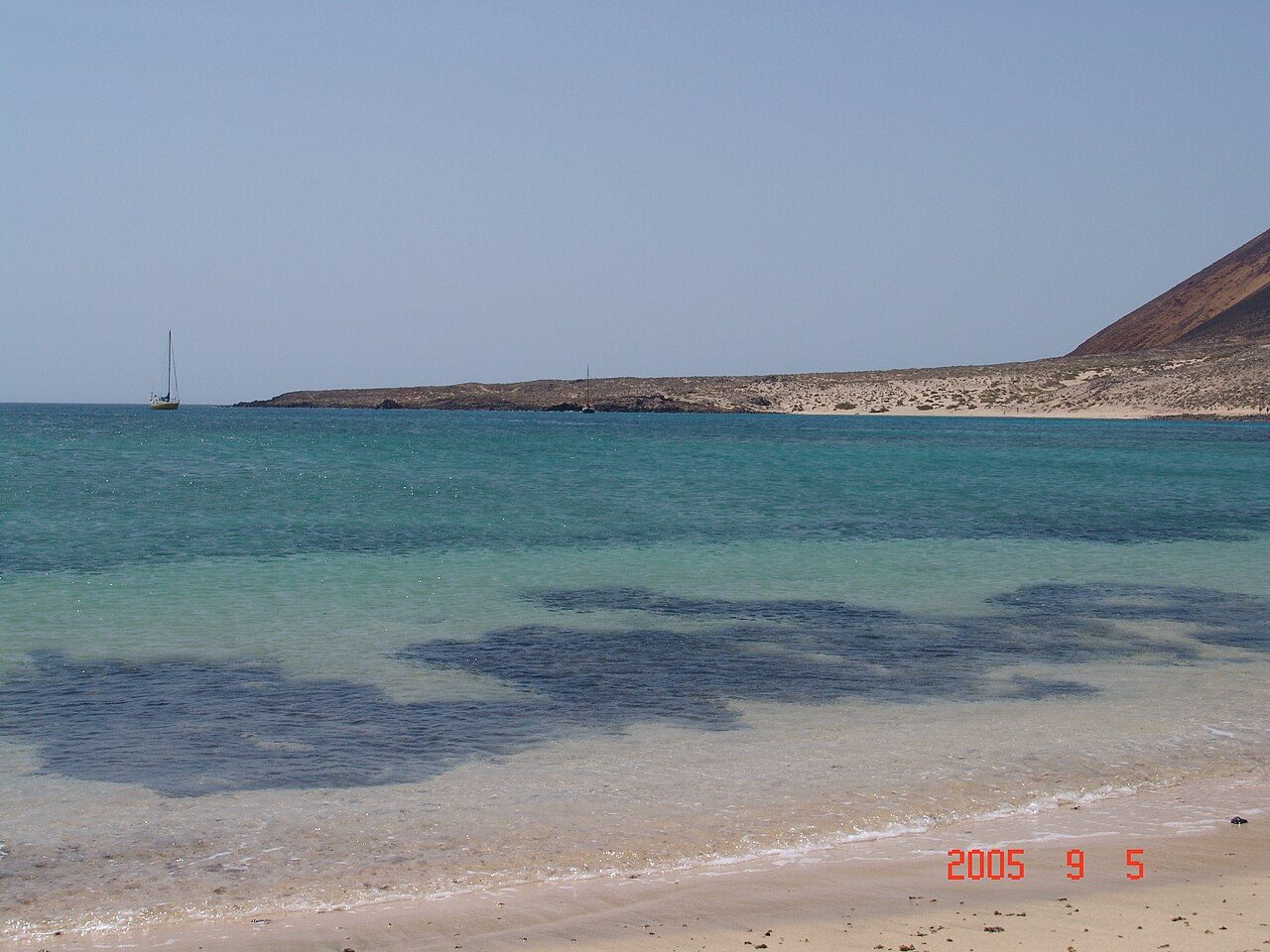 La Playa La Francesa con Montaña Amarilla al fondo, otro imprescindible que ver en La Graciosa