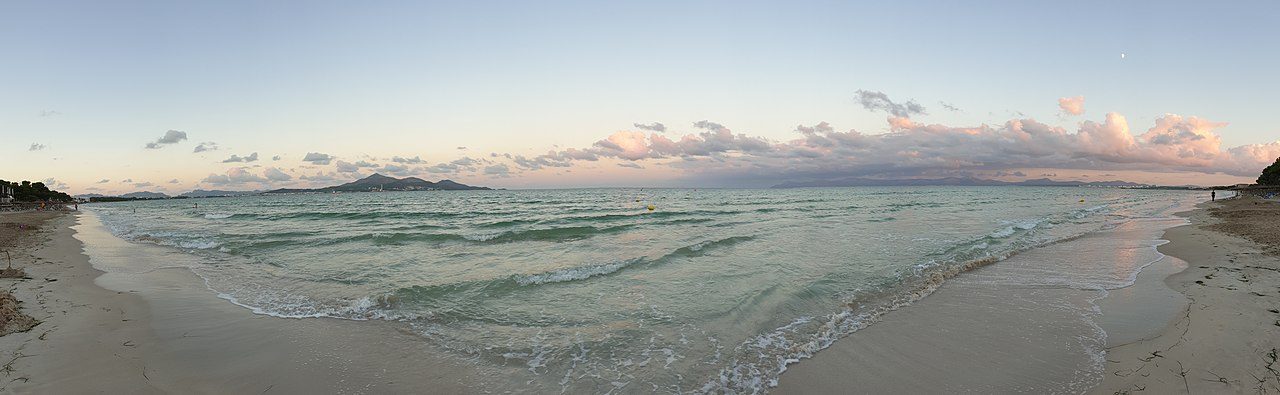 La playa de Muro, cerca de Alcudia, con su arena blanca y aguas cristalinas