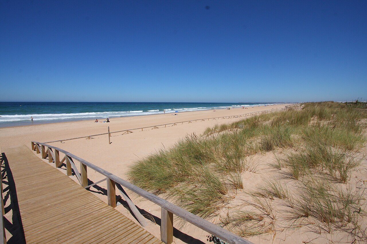 Atardecer en la Playa del Palmar, una de las mejores playas cerca de Conil de la Frontera.