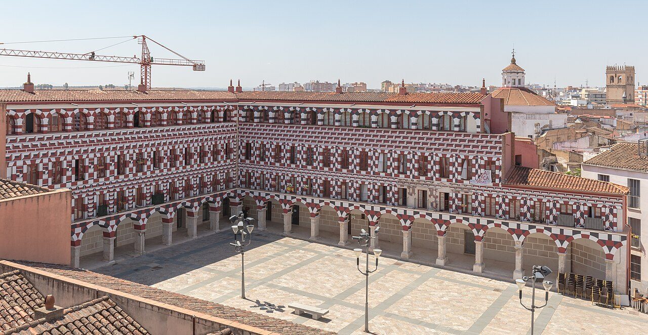 La Plaza Alta, con sus fachadas de colores, un lugar imprescindible que ver en Badajoz