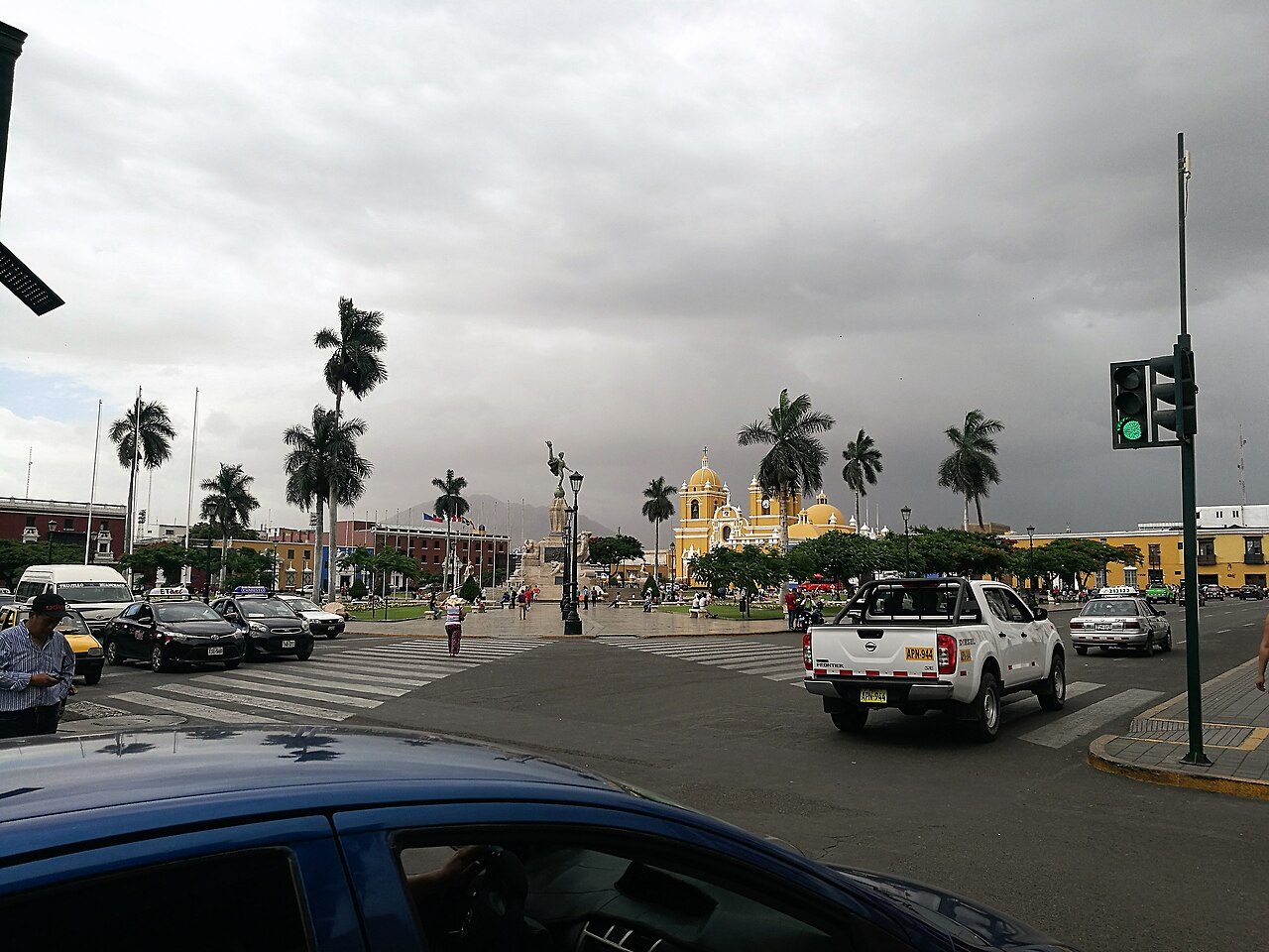 La Catedral amarilla presidiendo la Plaza de Armas, parada obligada de qué ver en Trujillo