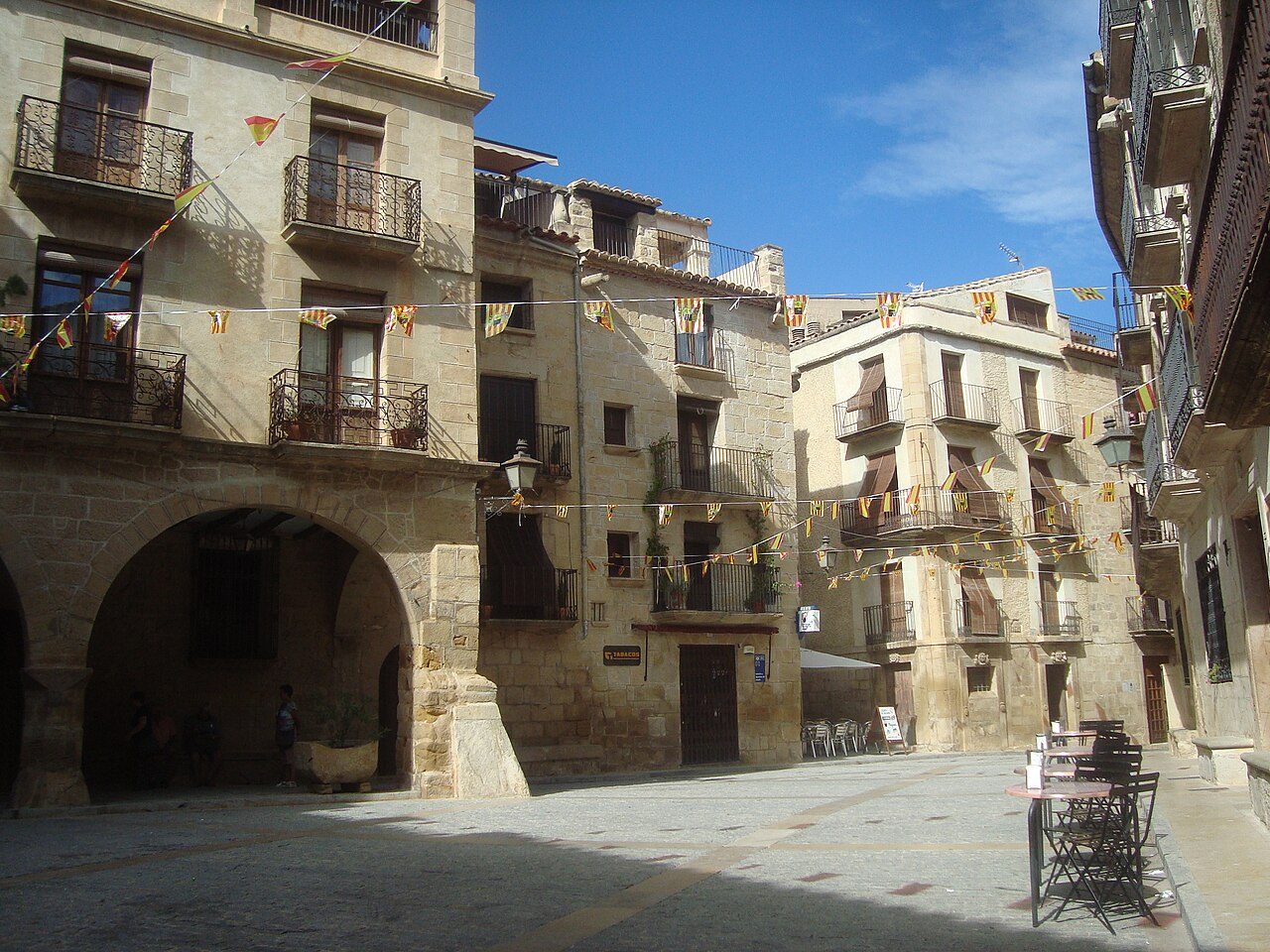 Los soportales de la Plaza de España, uno de los imprescindibles que ver en Calaceite