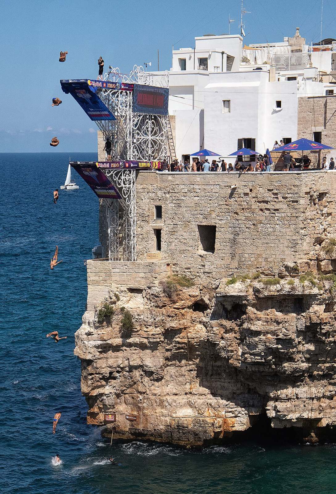Vista clásica de qué ver en Polignano a Mare: el pueblo sobre los acantilados