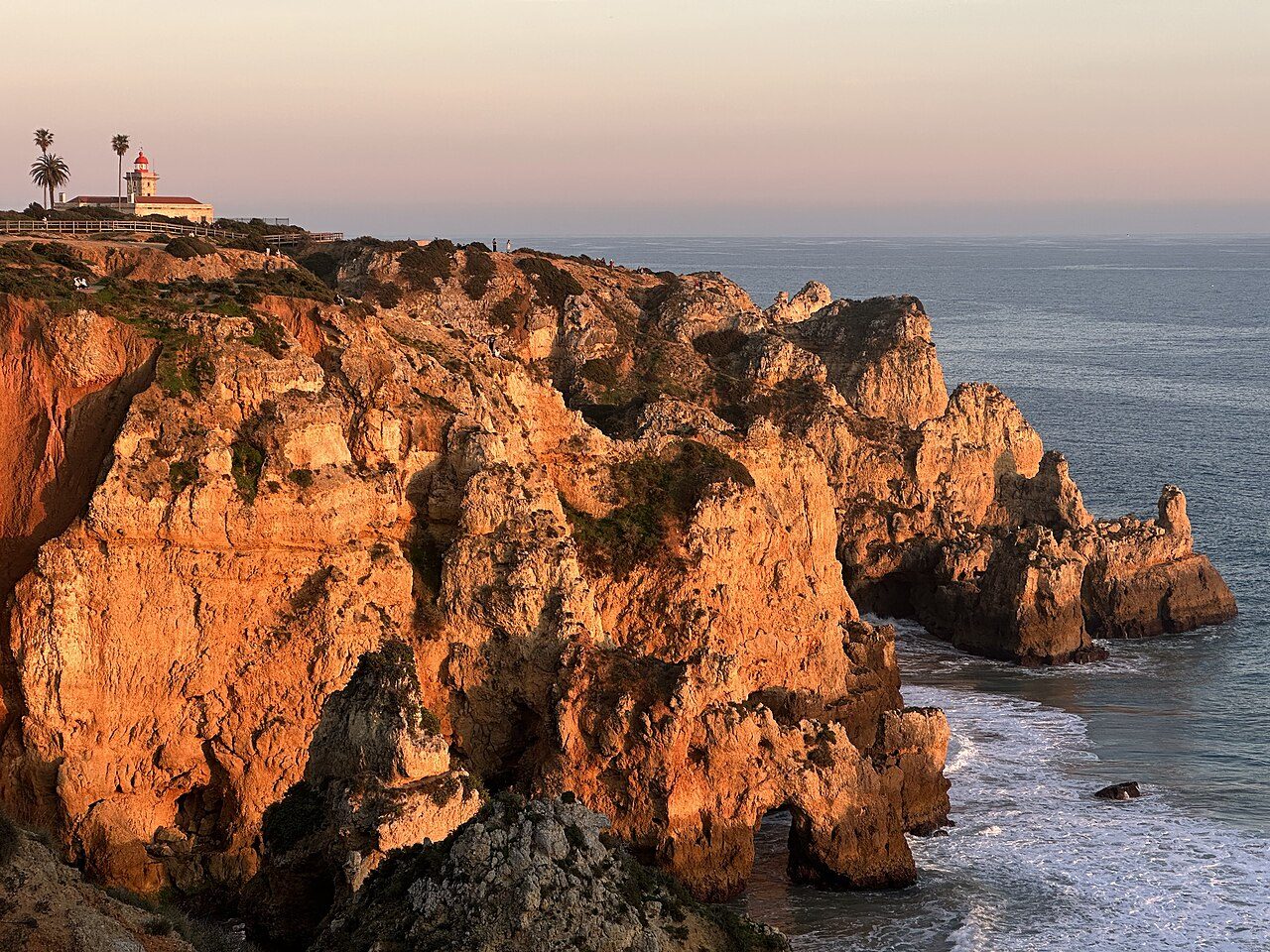 Cruceros y barcos en Lagos navegando entre los acantilados de Ponta da Piedade