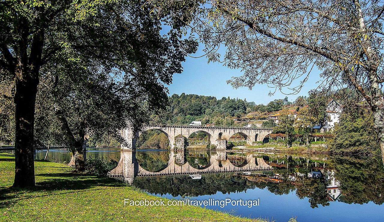 El puente de piedra sobre el río Lima, imagen imprescindible de qué ver en Ponte da Barca