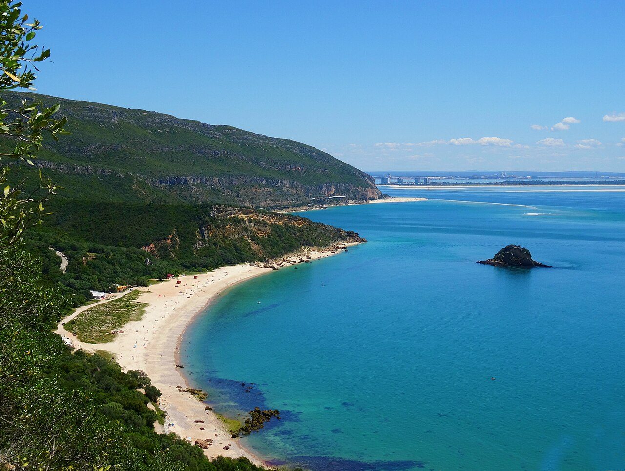 Las playas turquesas de la Arrábida, lo mejor que ver en Sesimbra en verano