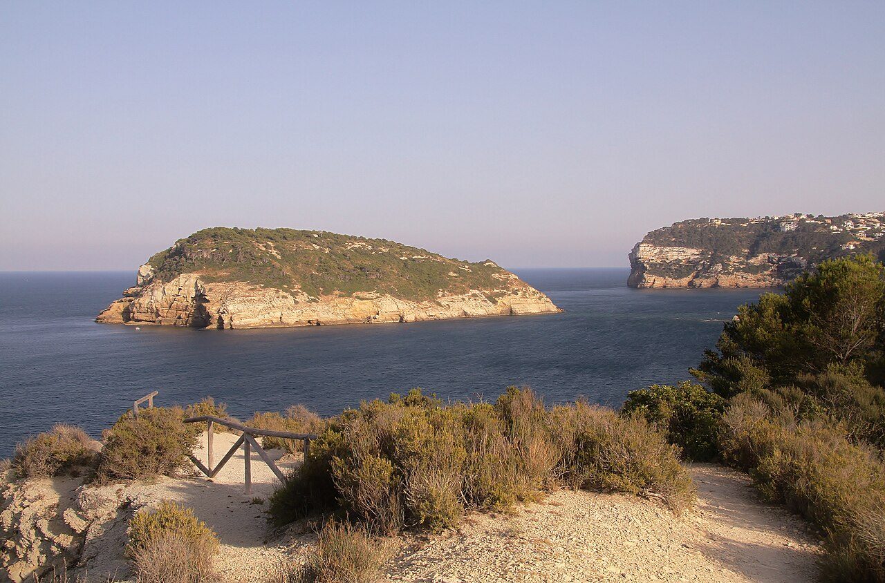 La isla del Portichol, uno de los grandes atractivos que ver en Jávea desde el mar