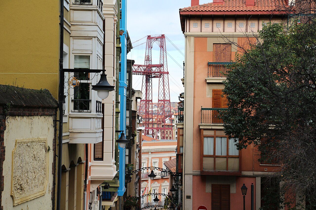 Cruceros y barcos en Portugalete surcando la ría bajo el Puente Colgante