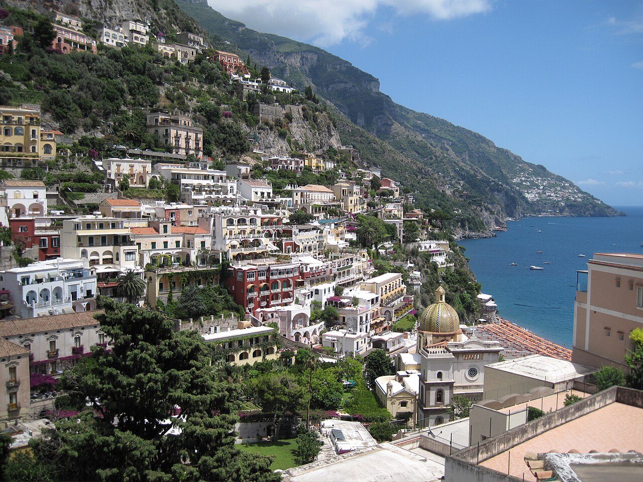 Vistas de Positano, punto de partida de las mejores excursiones de un día en la Costa Amalfitana.