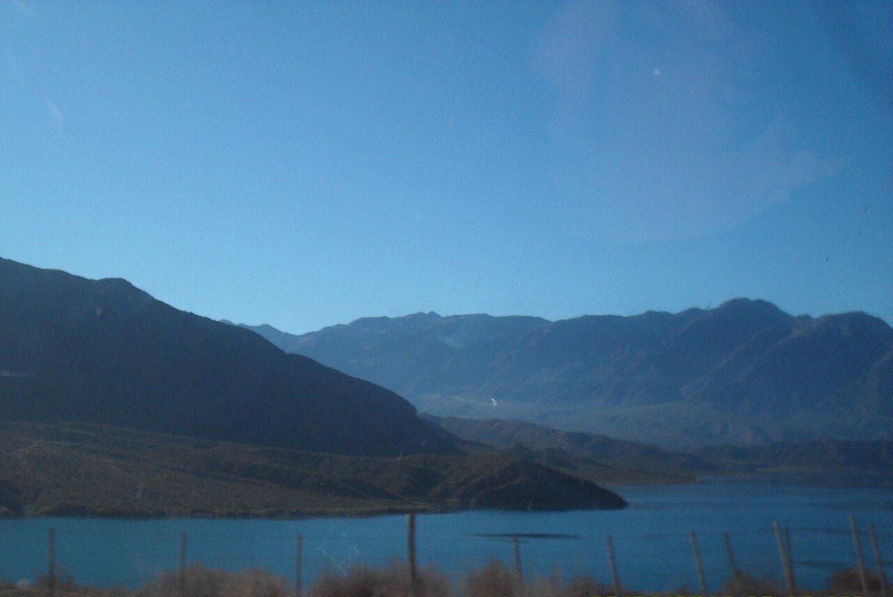 Naturaleza y aventura en Potrerillos, con el dique y la Cordillera de los Andes de fondo.