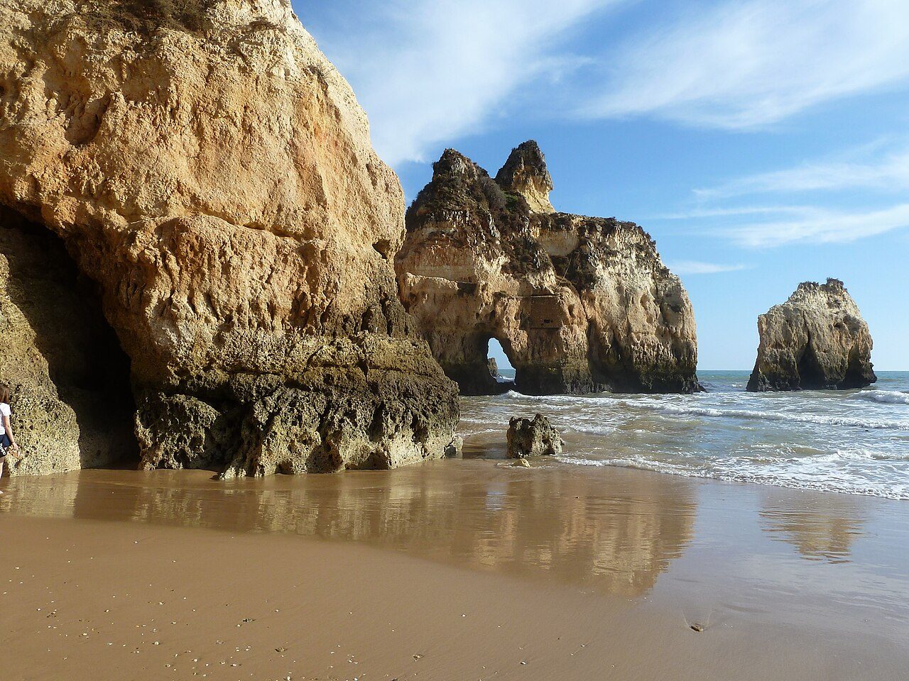 La extensa playa dorada de Alvor, una parada obligada en el Algarve