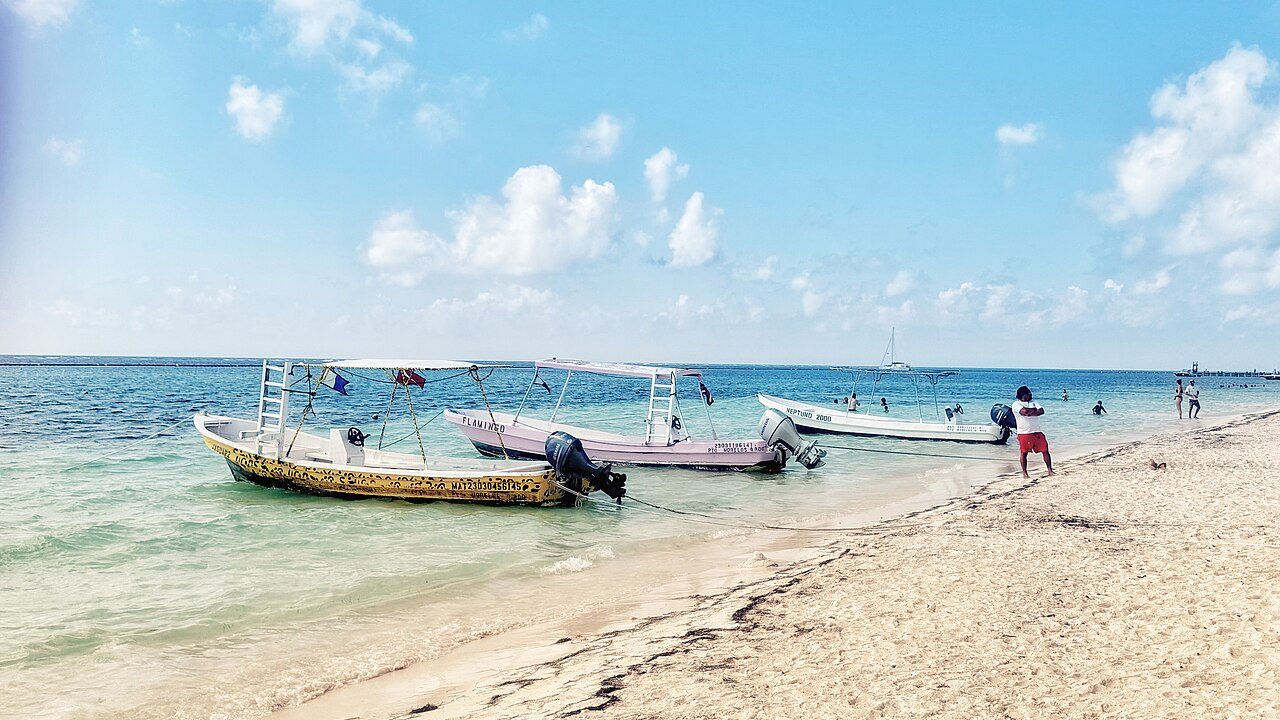 Qué ver en Puerto Morelos: su tranquilo malecón y playas de arena blanca