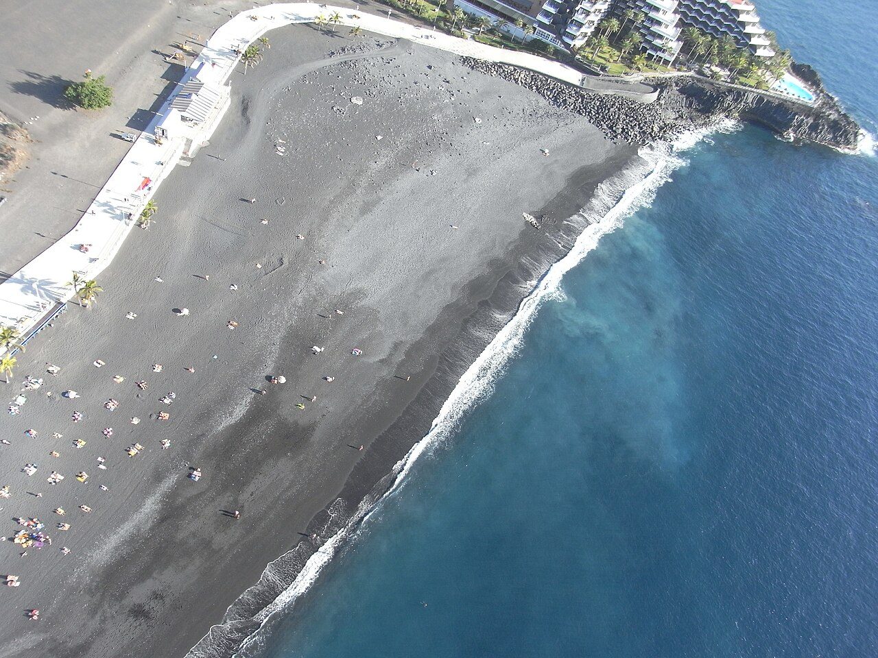La playa de arena negra de Puerto Naos, uno de los imprescindibles que ver en la localidad