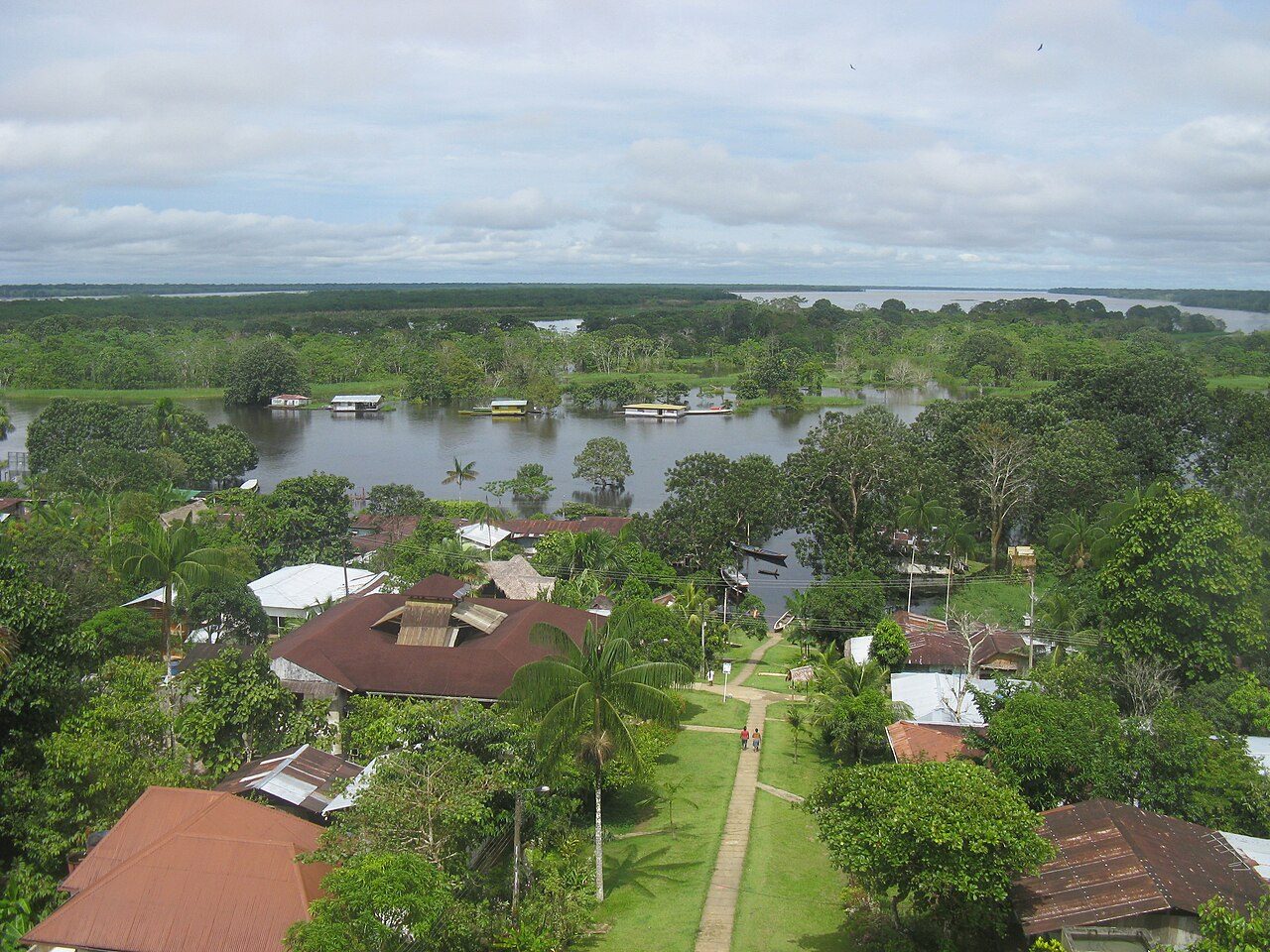 El pueblo peatonal de Puerto Nariño, punto de partida para explorar la Amazonía colombiana