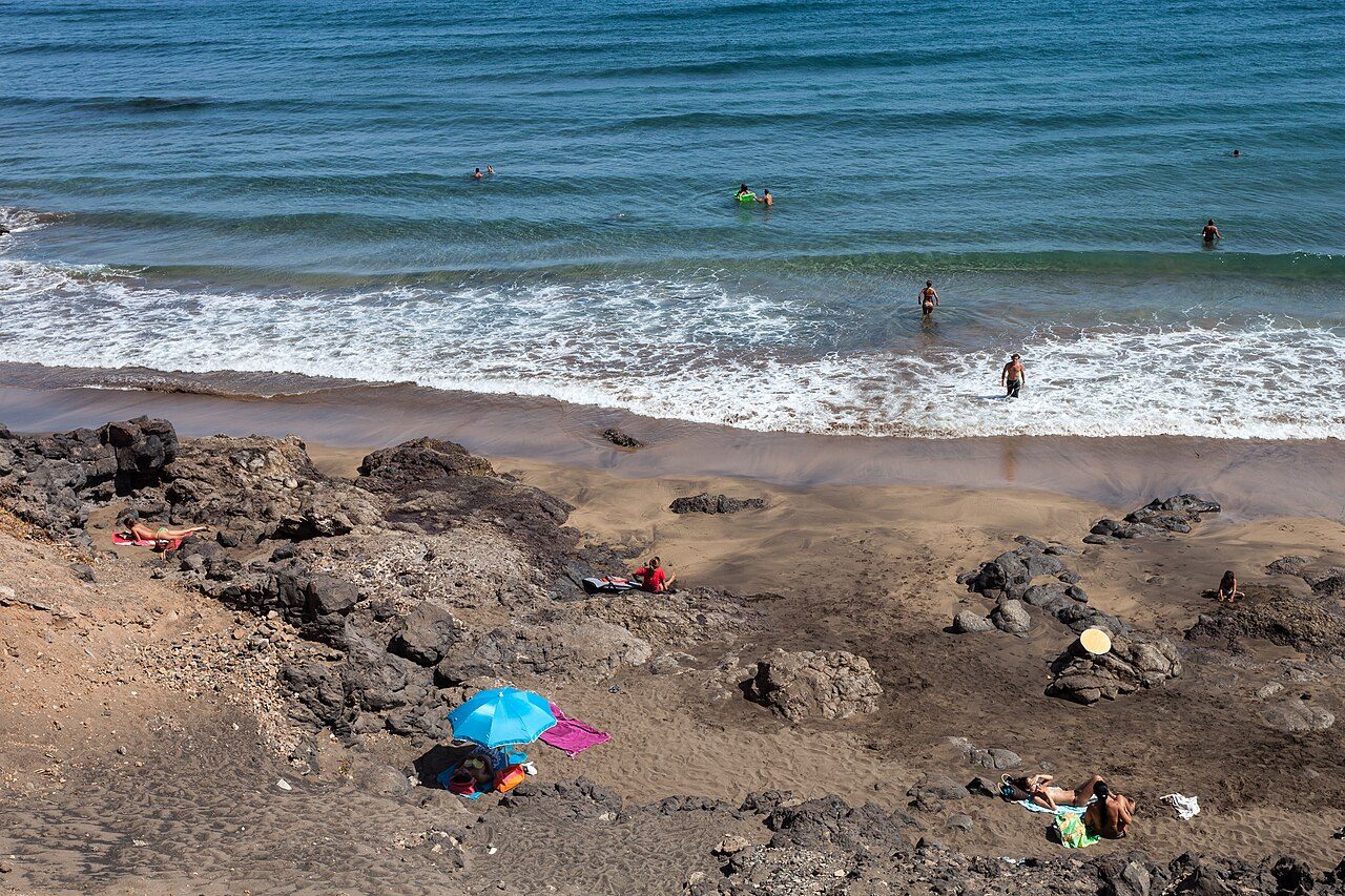 Vista del paseo marítimo, uno de los imprescindibles que ver en Puerto del Carmen
