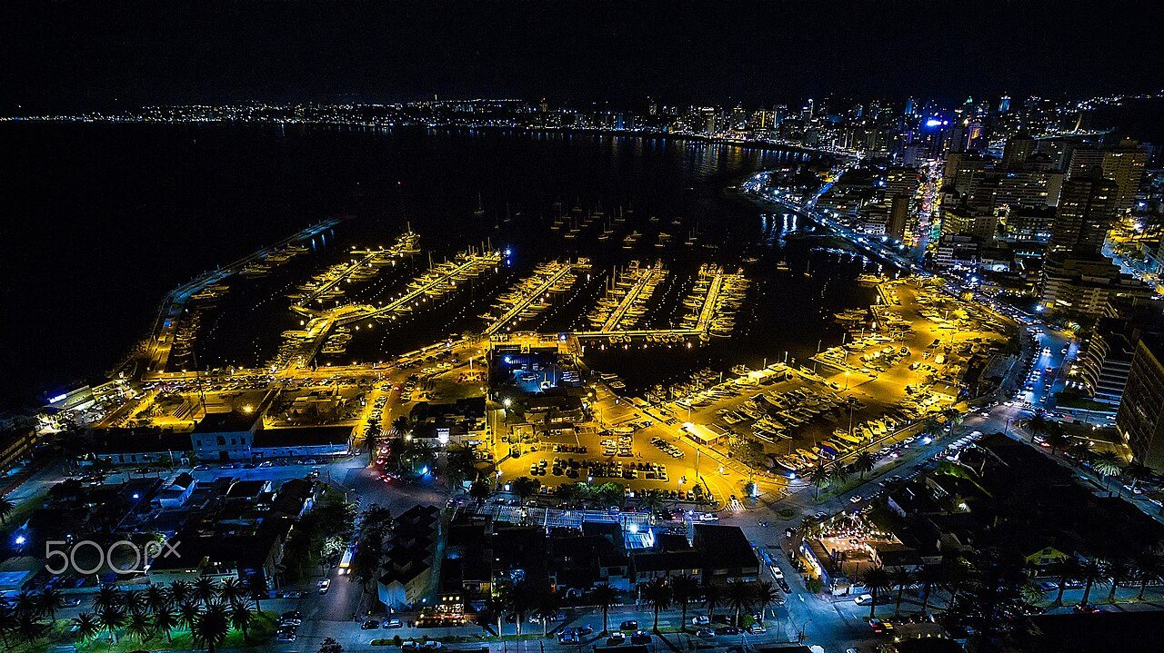 El puerto de Punta del Este, punto de encuentro de yates y restaurantes