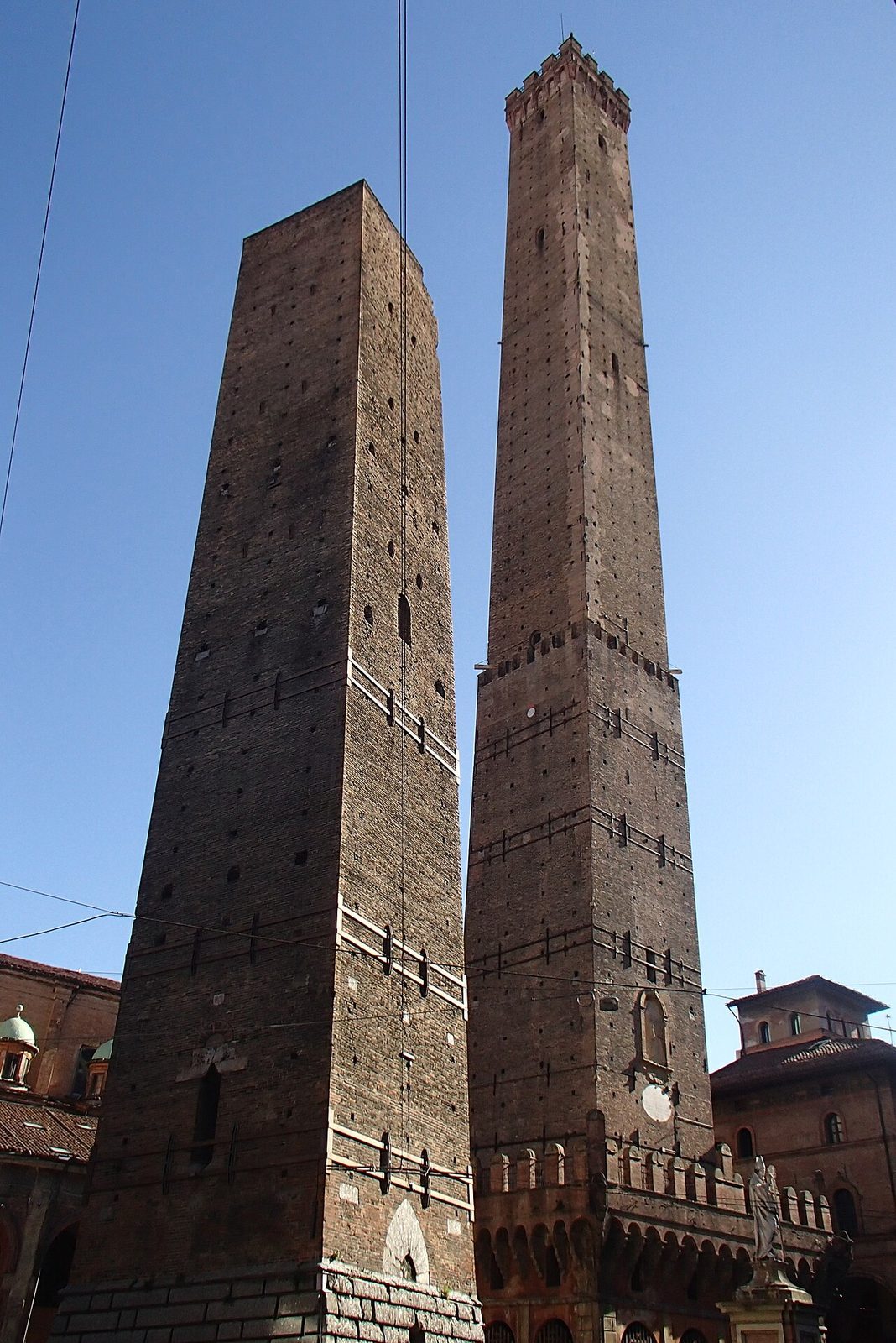 Las torres Asinelli y Garisenda, el gran icono que ver en Bolonia