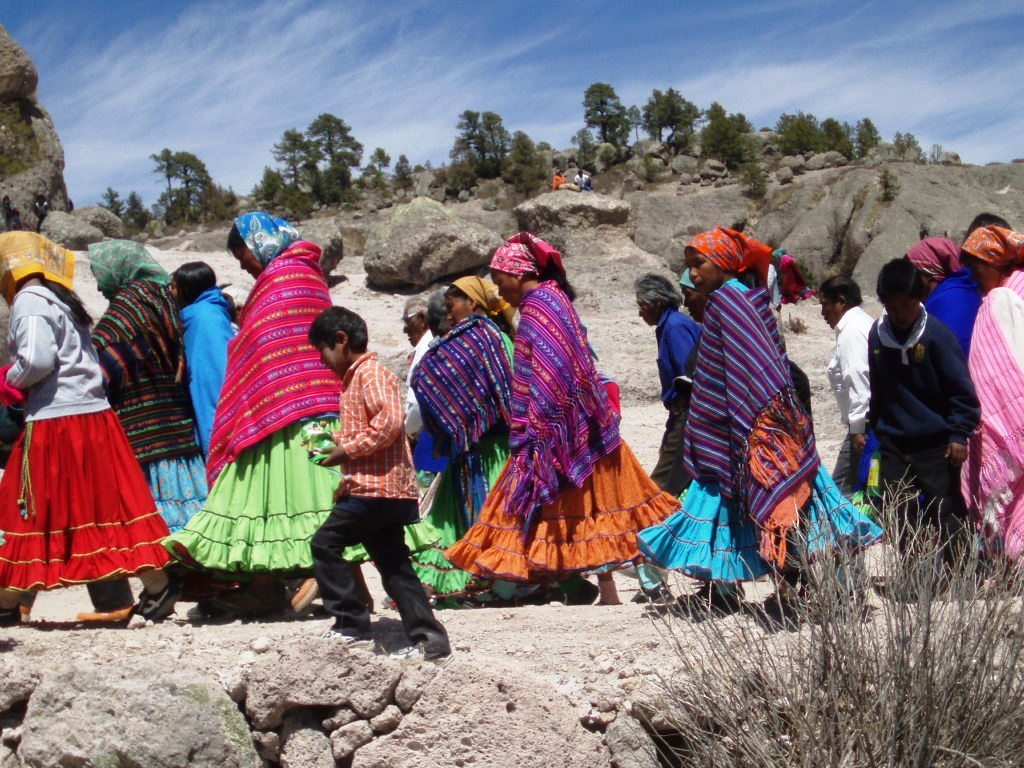 Artesanía rarámuri en las calles de Creel, uno de los grandes atractivos del pueblo