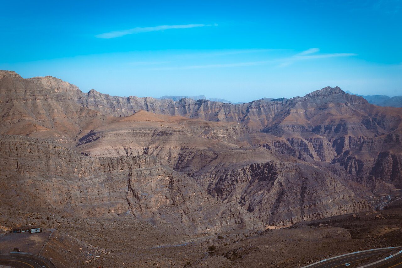 Naturaleza y aventura en Ras Al Khaimah: dunas doradas al atardecer en el desierto de Al Wadi.