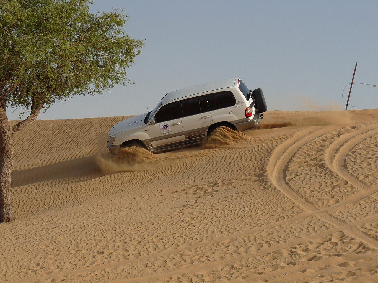 Naturaleza y aventura en Ras Al Khaimah: dunas doradas al atardecer en el desierto de Al Wadi.