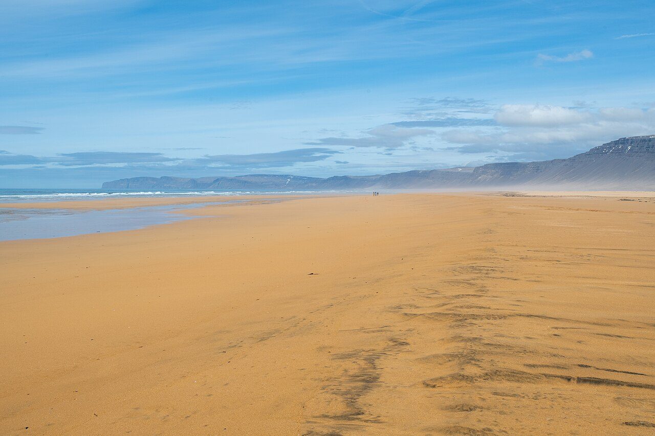 La playa de arena rojiza de Rauðasandur, uno de los grandes atractivos cerca de Patreksfjördur