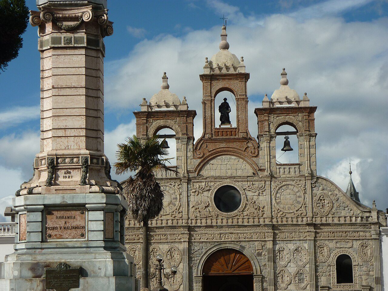 Las iglesias del centro histórico son parada obligada en qué ver en Riobamba