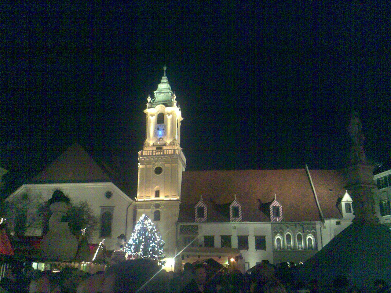 El mercadillo navideño de la Plaza Mayor, uno de los grandes atractivos de Bratislava en invierno.