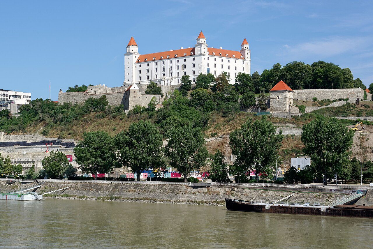 Vista panorámica de Bratislava con el castillo sobre el Danubio, la estampa clásica de qué ver en Bratislava.
