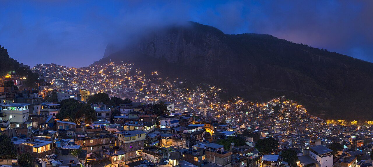 Casas de colores de una favela, otra cara imprescindible que ver en Río de Janeiro
