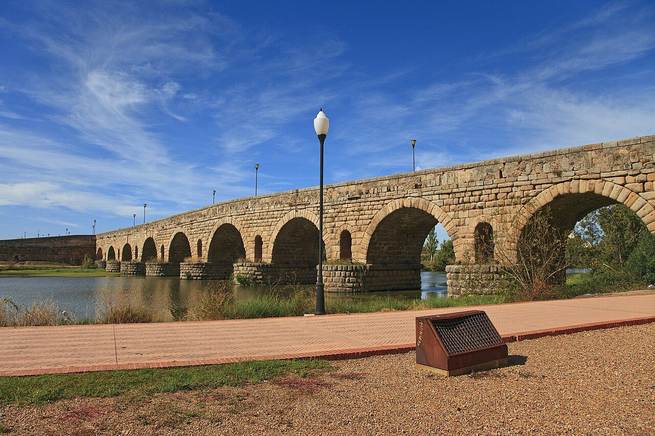 El Puente Romano sobre el Guadiana, una de las vistas gratis más bonitas que ver en Mérida
