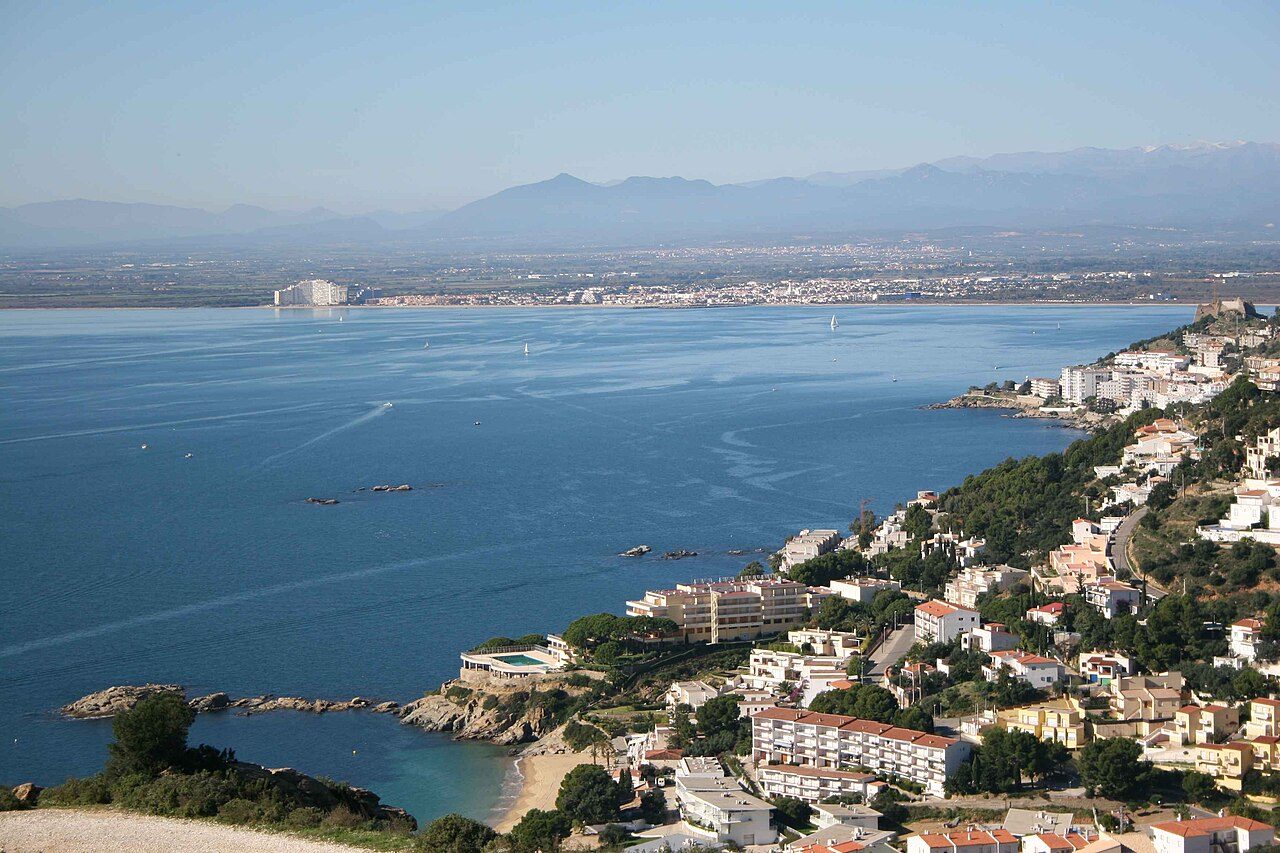 Vista de la bahía de Roses, uno de los imprescindibles que ver en Rosas