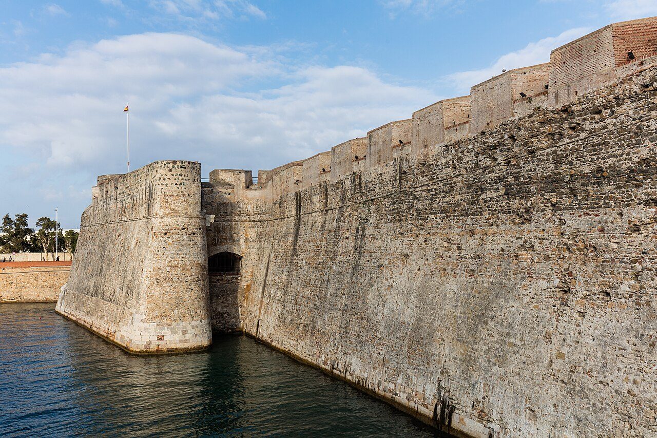 Las Murallas Reales y su foso navegable, lo imprescindible que ver en Ceuta