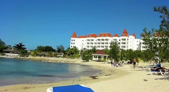 Playas tranquilas de aguas turquesa: uno de los grandes atractivos de qué ver en Runaway Bay.