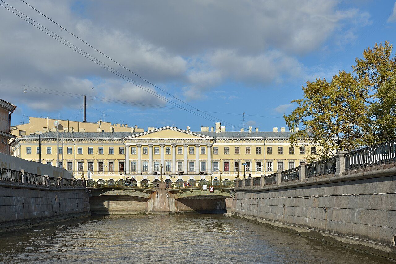 Tours y visitas guiadas en San Petersburgo por sus canales y palacios imperiales.