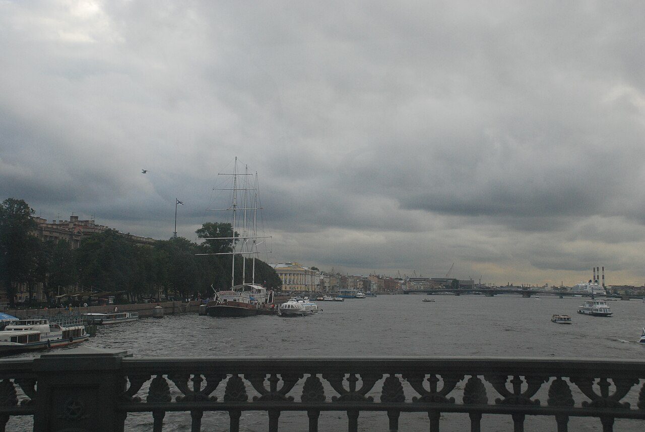 Cruceros y barcos en San Petersburgo: los puentes levadizos del Nevá al anochecer