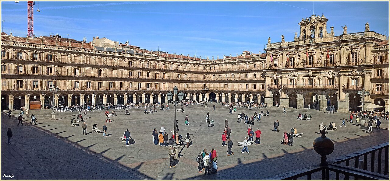 Tours y visitas guiadas en Salamanca: la Plaza Mayor iluminada al anochecer