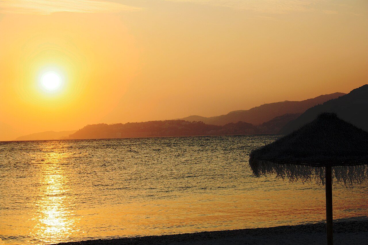 Atardecer desde uno de los miradores de Salobreña sobre el mar