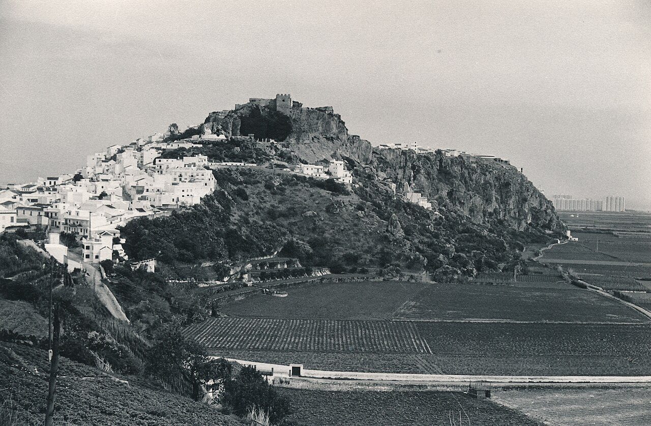 Vistas del pueblo blanco de Salobreña coronado por su castillo árabe