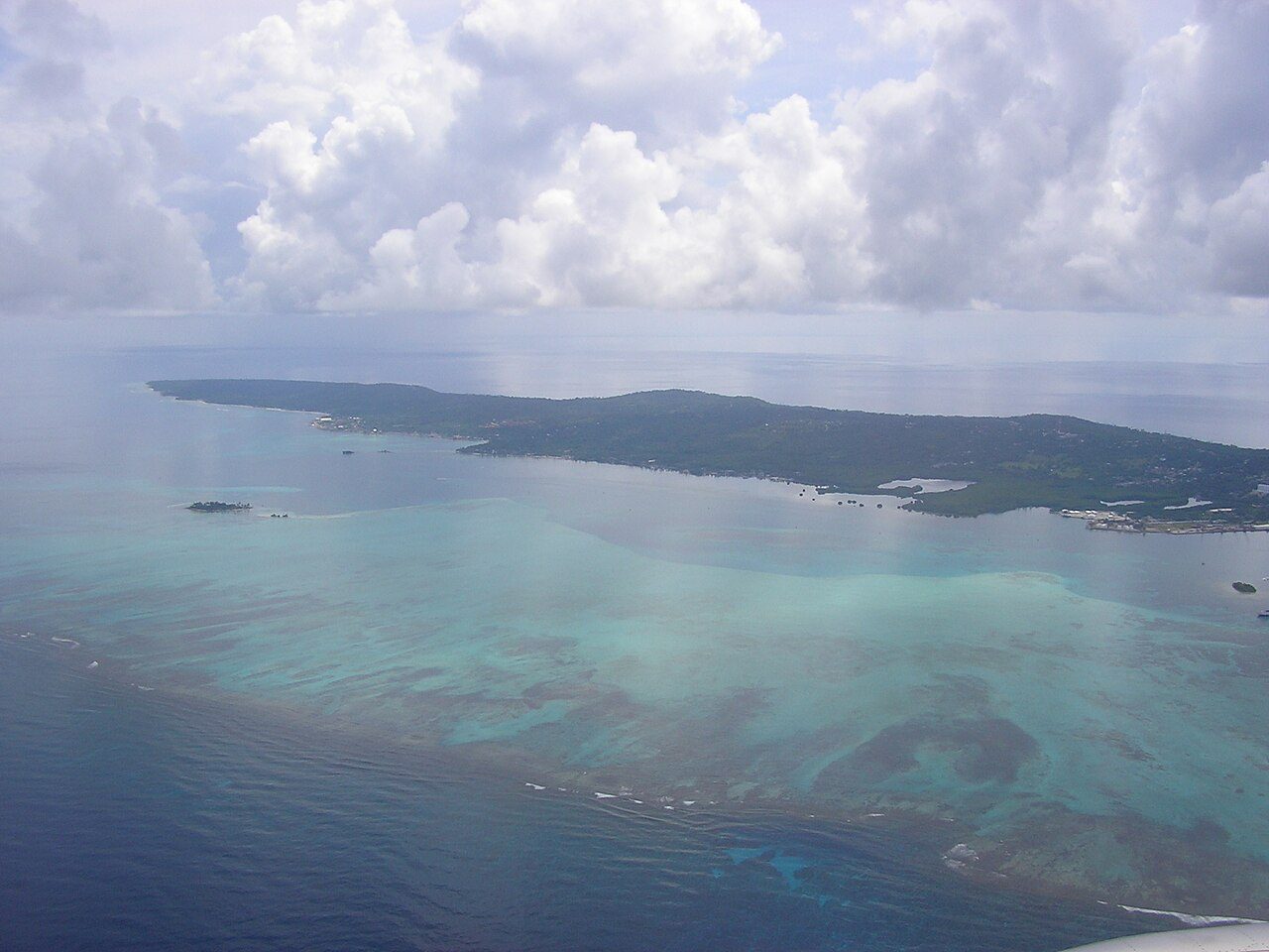 Vista aérea del mar de los siete colores, lo más famoso que ver en San Andrés