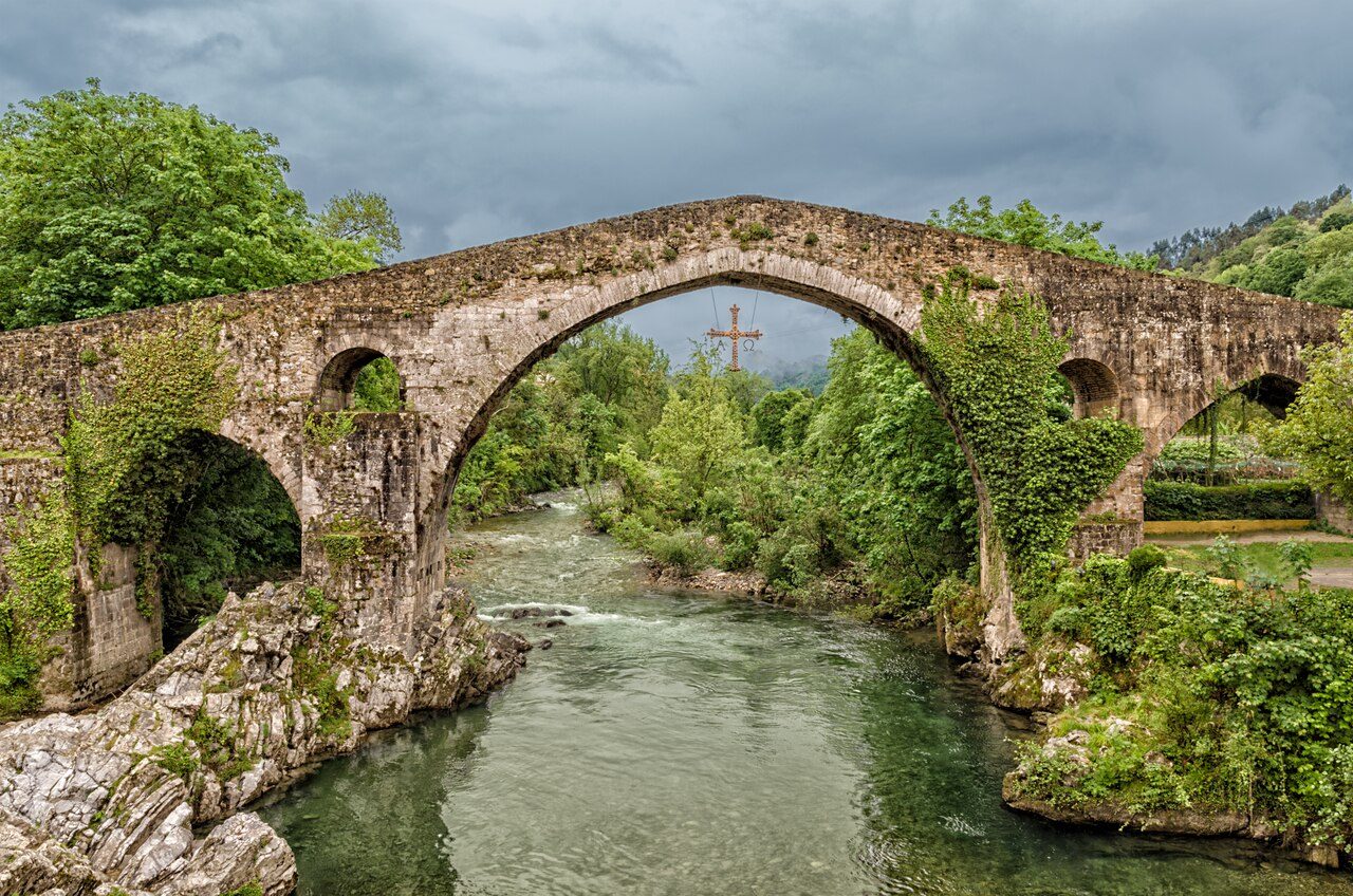 El puente romano, imagen icónica de qué ver en Cangas de Onís
