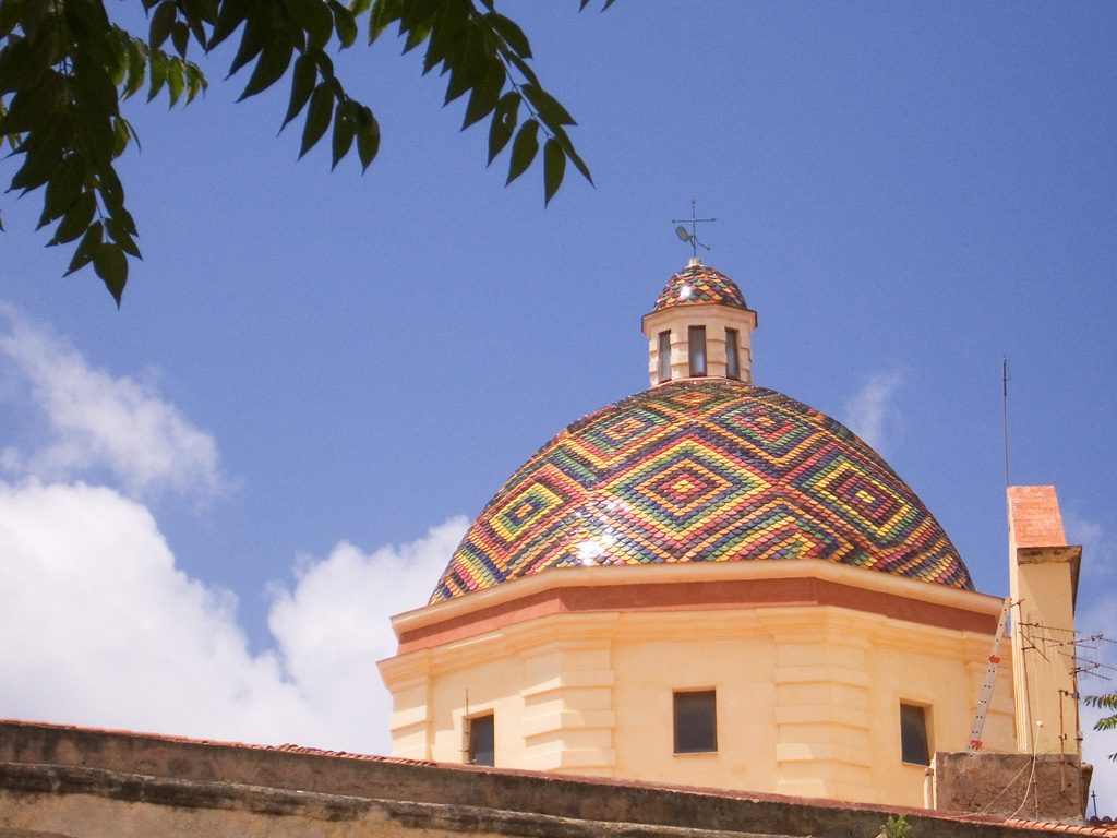 La cúpula de azulejos de San Michele, uno de los iconos de qué ver en Alguer.