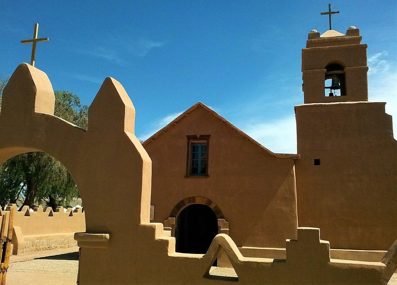 Las calles de adobe de San Pedro de Atacama, base para explorar el desierto