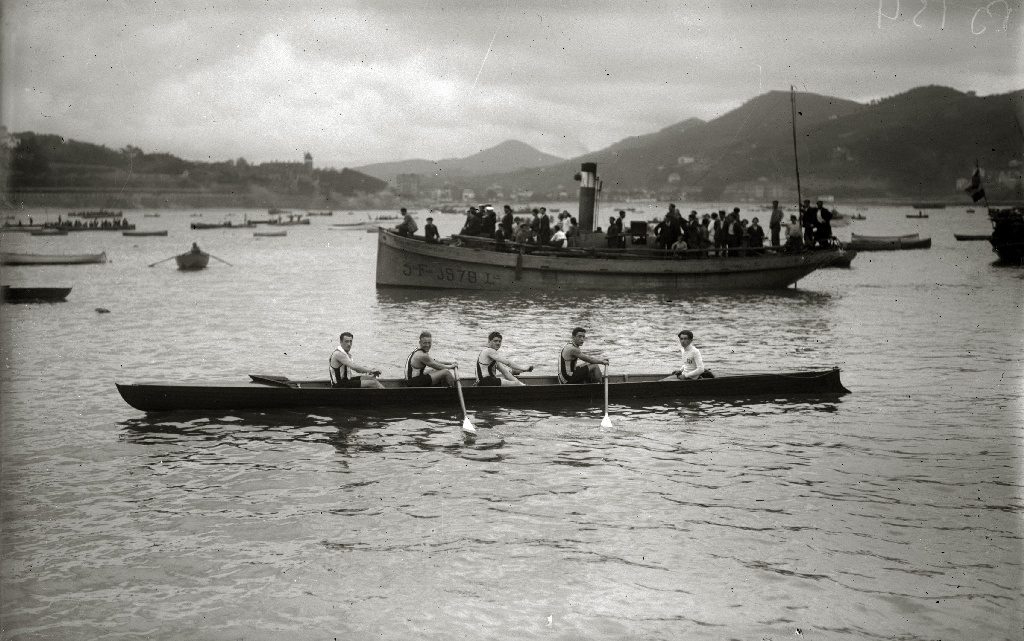 Uno de los free tours en San Sebastián recorriendo la bahía de La Concha