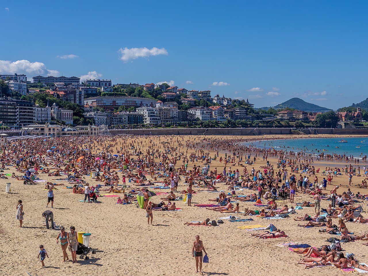 Panorámica de la bahía de la Concha, la imagen más reconocible de qué ver en San Sebastián