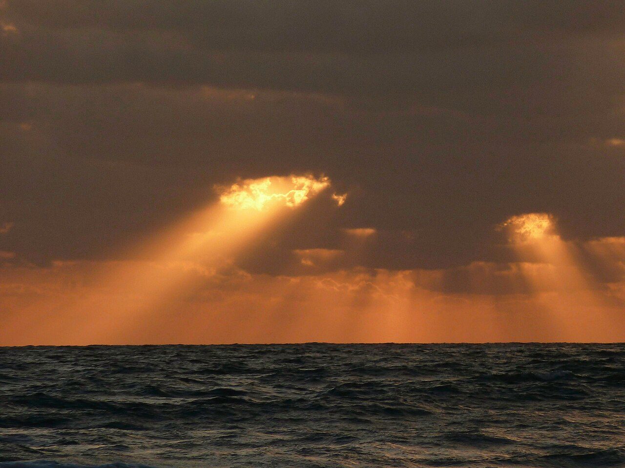 Atardecer en barco, uno de los planes más bonitos que ver en Sancti Petri