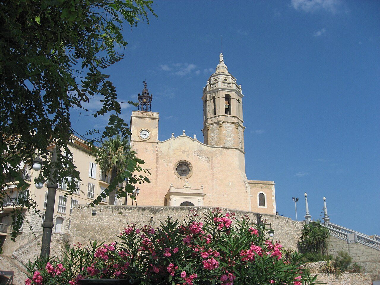 La iglesia de Sant Bartomeu, la imagen más icónica que ver en Sitges